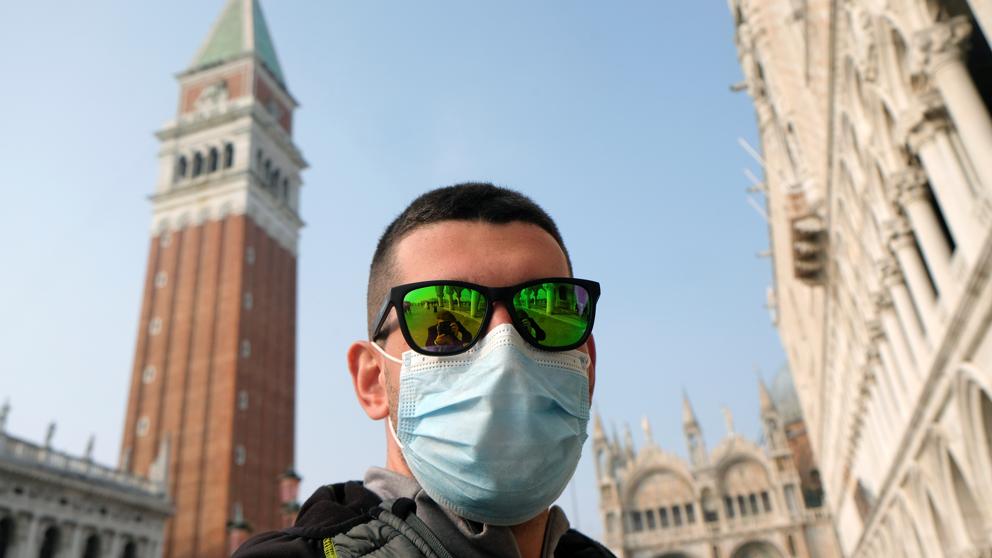 Un turista con mascarilla, en la plaza de San Marcos de Venecia (MANUEL SILVESTRI / Reuters)
