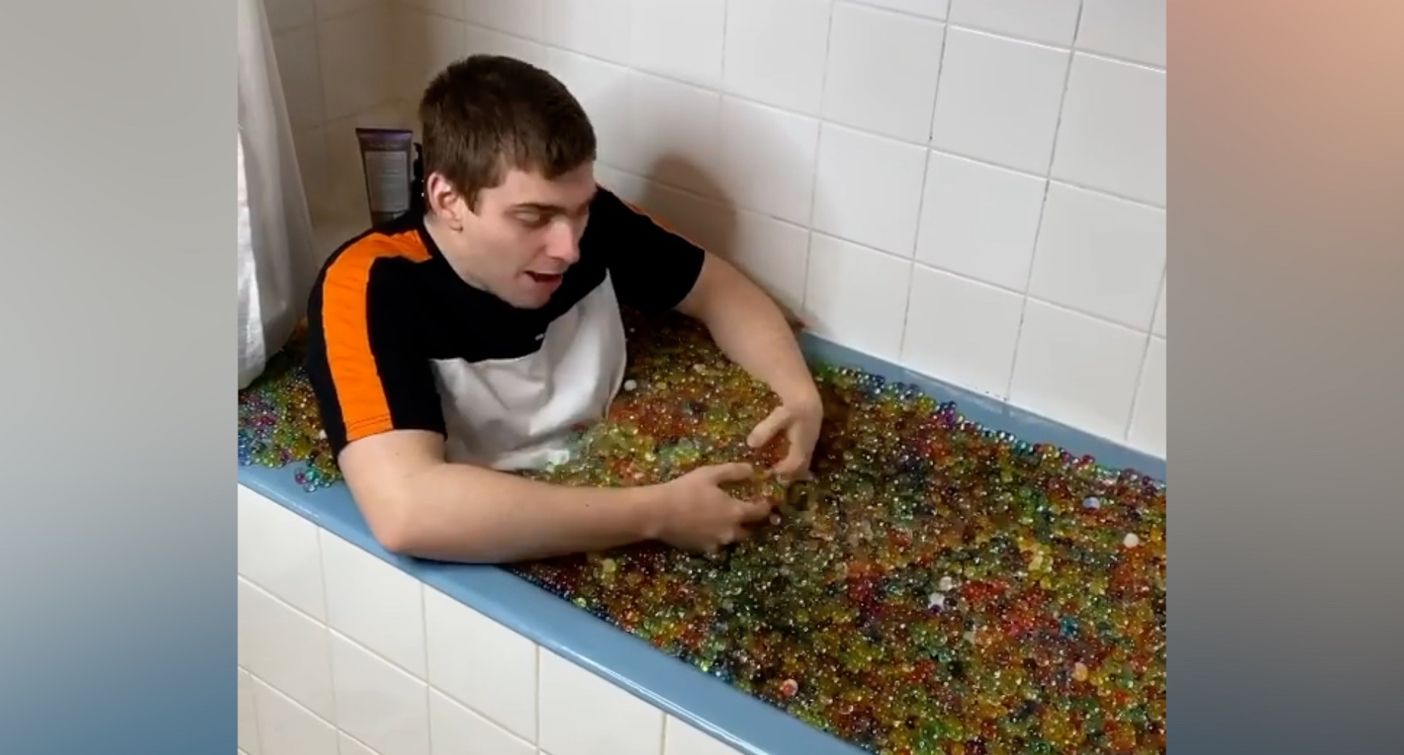 El youtuber francés Cyril Schreiner quiso sorprender a sus seguidores llenado la bañera de bolitas de hidrogel.