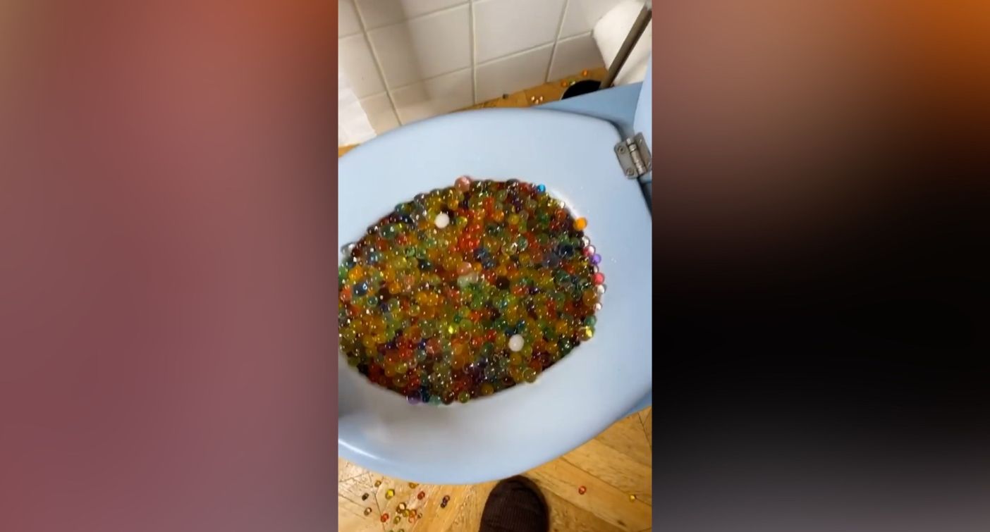 Las bolitas se acabaron colando por las tuberías de la casa y salían por el lavabo y el inodoro.