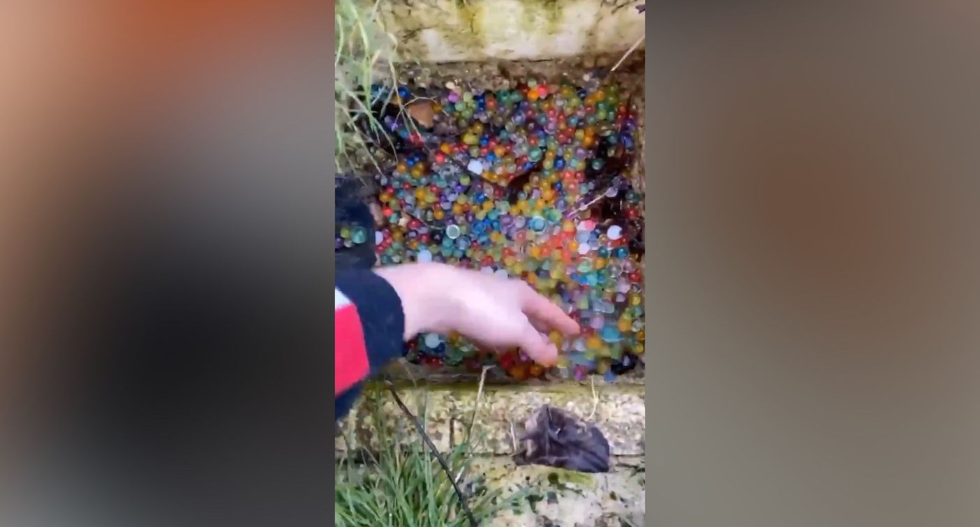 Las bolas de colores se extendieron por el barrio y por el resto del pueblo.