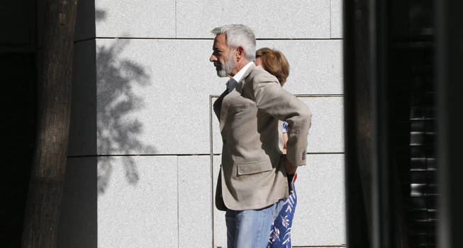 Imanol Arias, al llegar a declarar a la Audiencia. (EFE)